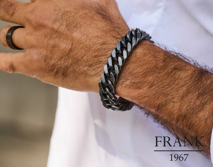 Close up pols met zware stalen donkergekleurd armband van Frank 1967