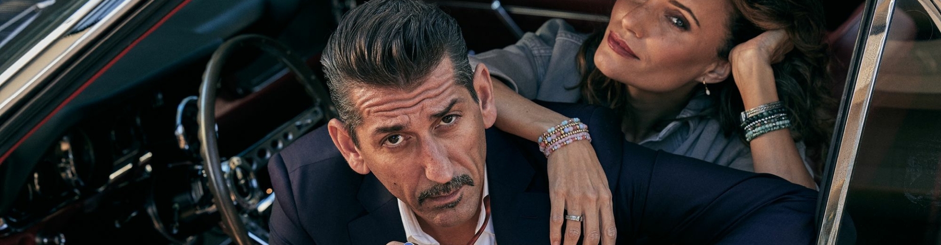 Rebel & Rose banner met Danny Vera in auto Rebel & Rose banner met Danny Vera zittend in een auto samen met een vrouw