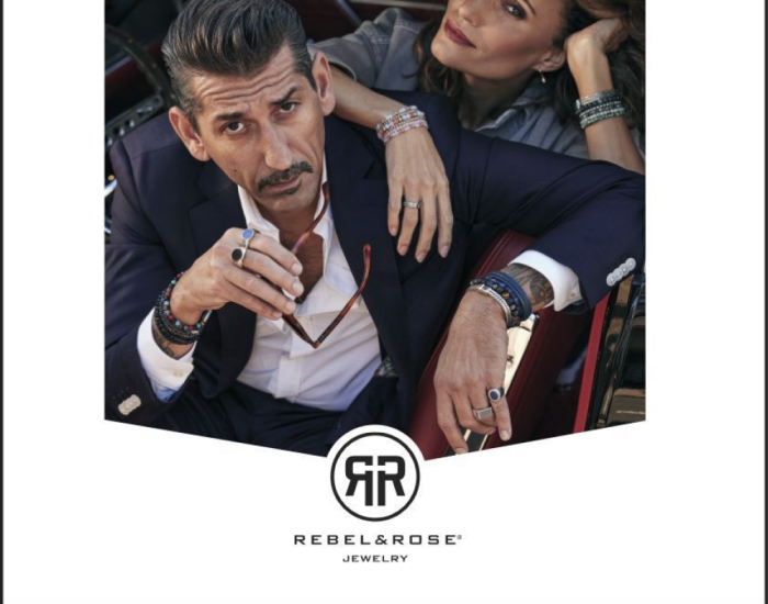 Danny vera op de foto vanuit een auto met een zonnebril in zijn hand, staan model voor Rebel & Rose
