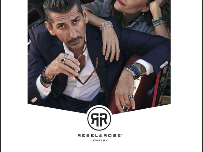 Danny vera op de foto vanuit een auto met een zonnebril in zijn hand, staan model voor Rebel & Rose