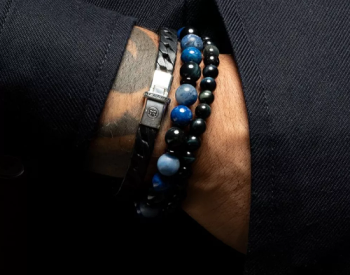 mannen hand met Rebel & Rose kralen en leren armbanden om