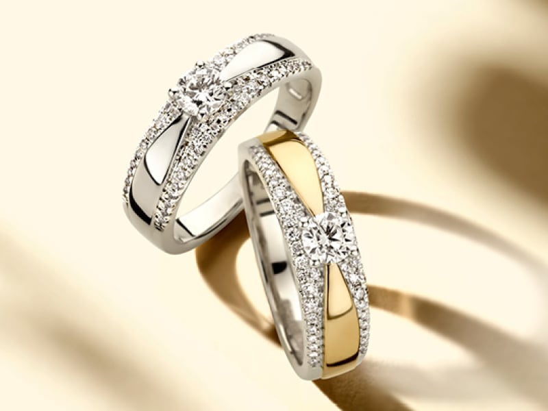 twee diamanten ringen waarvan één in geel en één in wit van Excellent jewellery