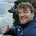Reisleider lachend bij water