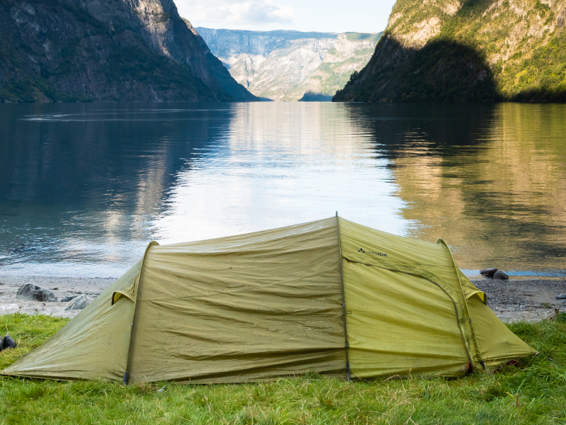 Tent bij fjord