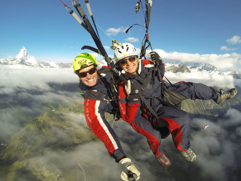 Paragliden met Matterhorn op de achtergrond