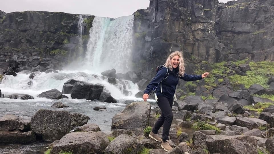 Waterval IJsland met Kaaiman reizigster