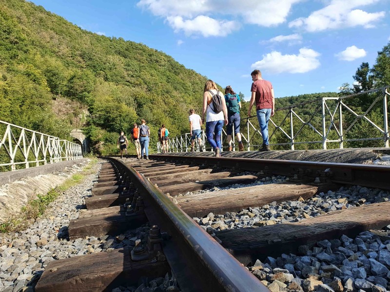 Wandelen in de Ardennen over spoorrails