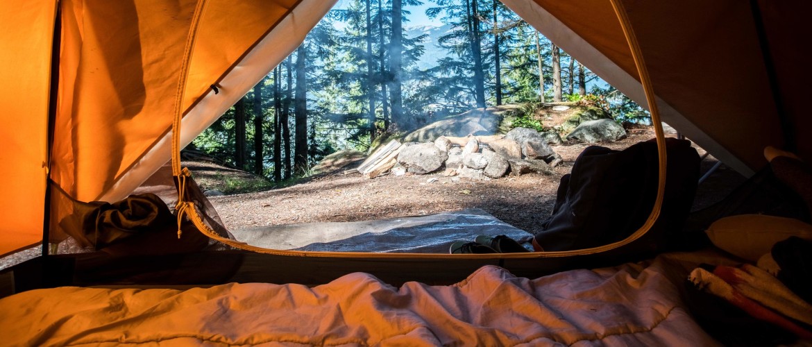 Hoe komt het dat ik beter slaap tijdens het kamperen?