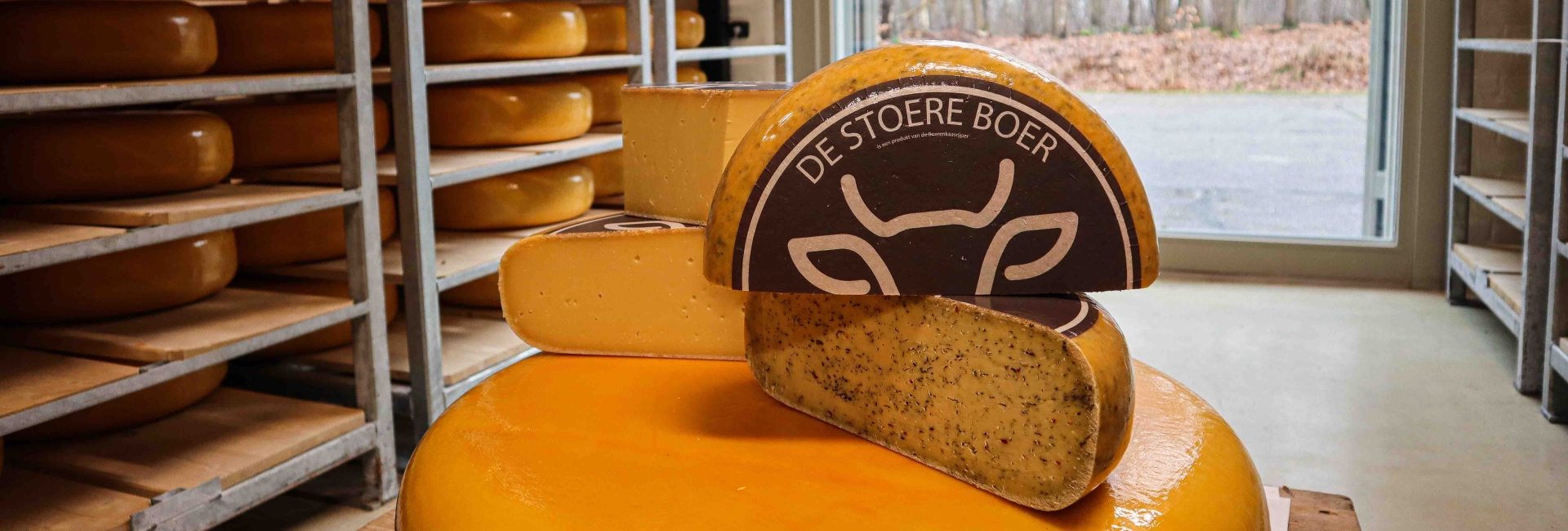 Boerderijkaas gestapeld