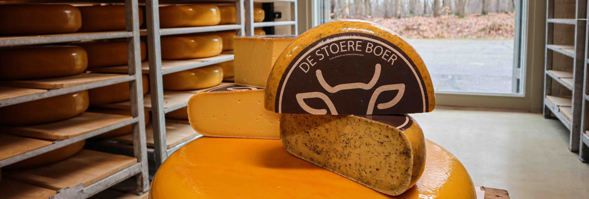 Boerderijkaas gestapeld