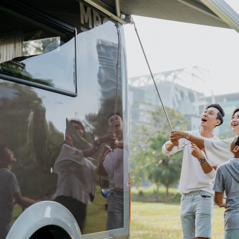 Kan een voortentluifel ook aan de caravan worden bevestigd