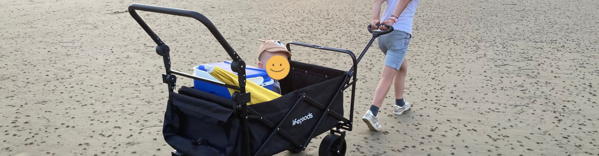 Kind van 2 en 7 jaar in LifeGoods 120kg bolderkar op het strand echt-getest-review