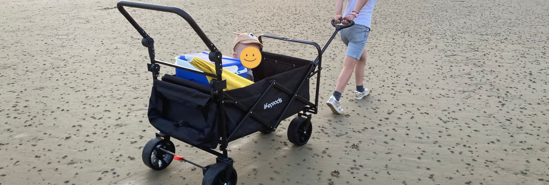 Kind van 2 en 7 jaar in LifeGoods 120kg bolderkar op het strand echt-getest-review