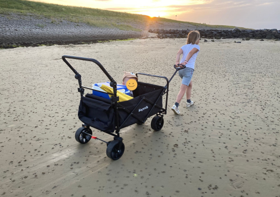 Kind van 2 en 7 jaar in LifeGoods 120kg bolderkar op het strand echt-getest-review