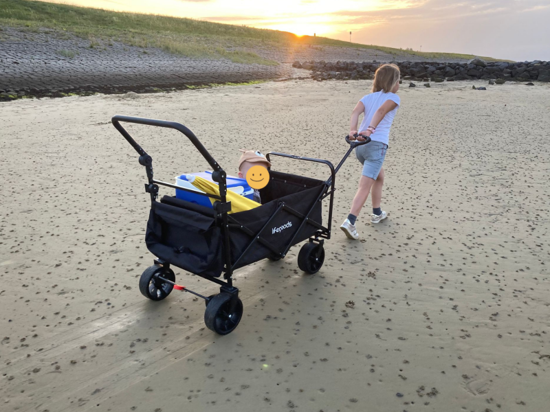 Kind van 2 en 7 jaar in LifeGoods 120kg bolderkar op het strand echt-getest-review