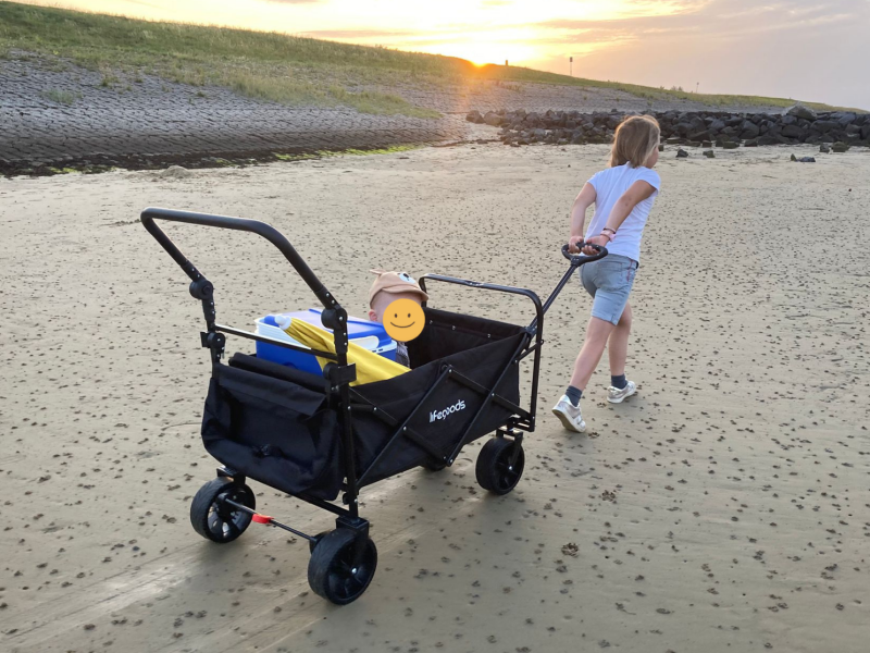Kind van 2 en 7 jaar in LifeGoods 120kg bolderkar op het strand echt-getest-review