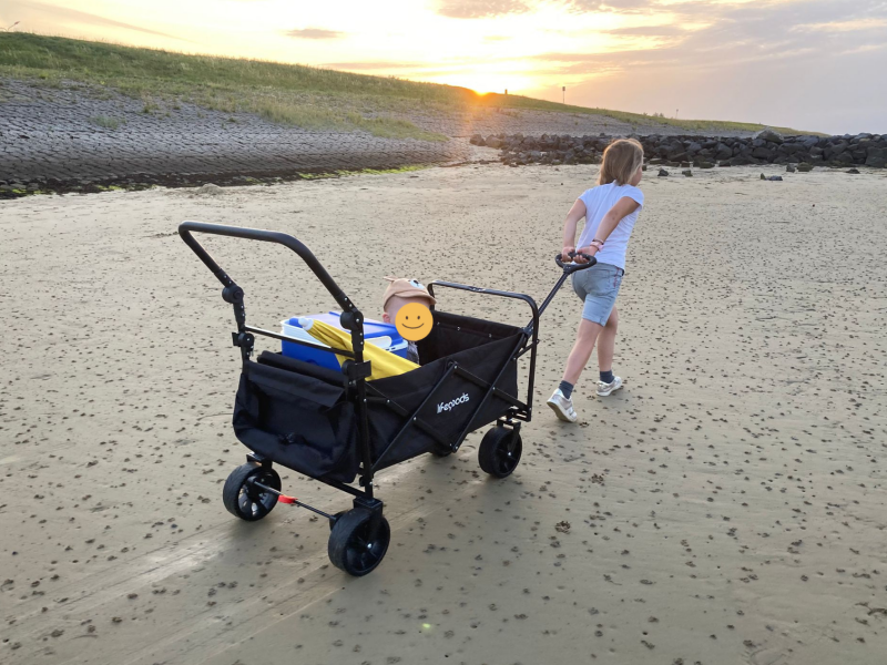 Kind van 2 en 7 jaar in LifeGoods 120kg bolderkar op het strand echt-getest-review