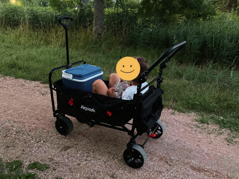 Lifegoods opvouwbare bolderkar testen met kind in het bos