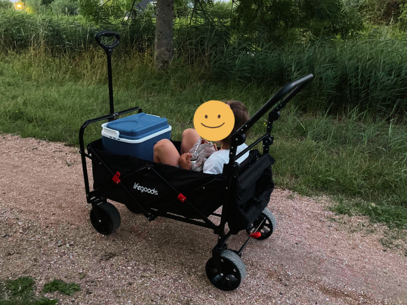 Lifegoods opvouwbare bolderkar testen met kind in het bos