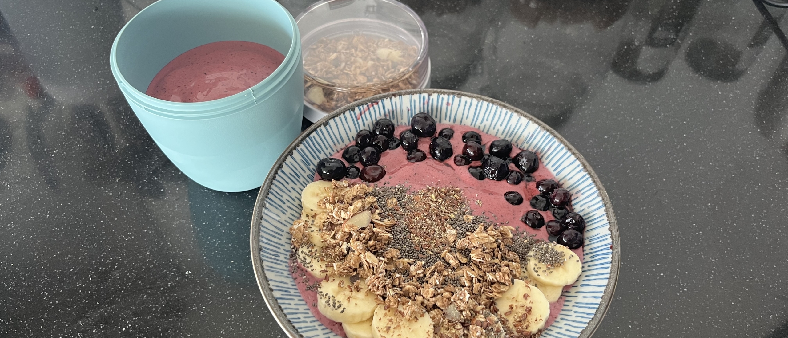 Smoothiebowl met rood fruit (& To Go): fris, voedzaam en zó gemaakt!