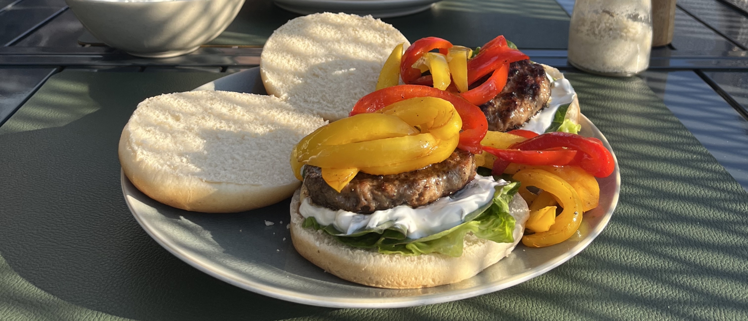 Zomerse burgers met knoflook-yoghurtsaus