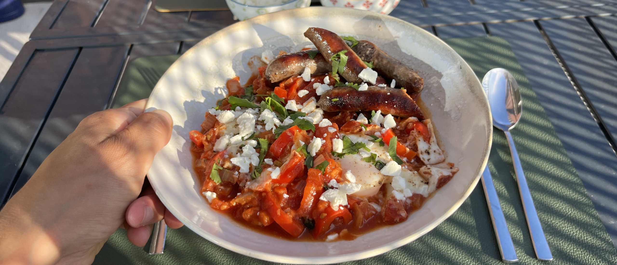 Shakshuka maken: recept met feta en chipolata worstjes