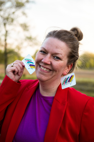 Creatieve ondernemer met oorbellen als visitekaartje