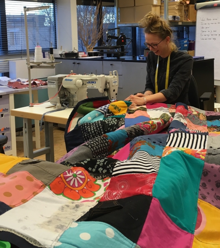 Floor maakt een herinneringsdeken Quilt