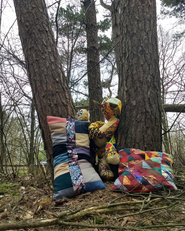 Patchwork quilt knuffel met gequilte kussens in het bos