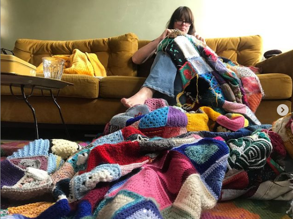 Gijsje attaching little blankets on the comfort blanket crochet