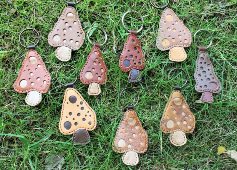 mushroom-keychains-made-from-leather-scraps-with-applique-technique-marieke-création