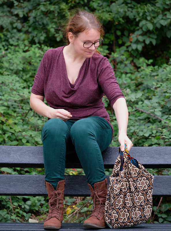 Rianne puts her quilted bag down