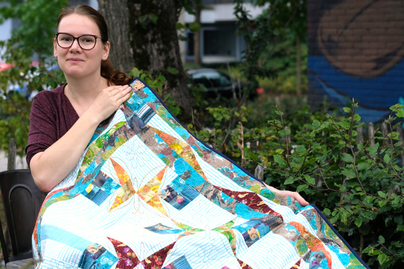 Rianne with quilt of a quilt friend