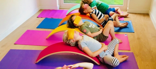 Kampdag zomervakantie yoga spelen wobbel