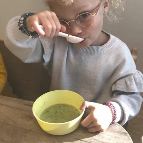 Samen soep eten op kinderdagverblijf Pluk de dag