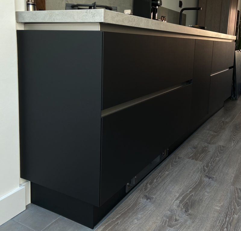 Bodaq S140 mat zwart gewrapte keuken