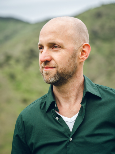 Marc kijkt in de verte