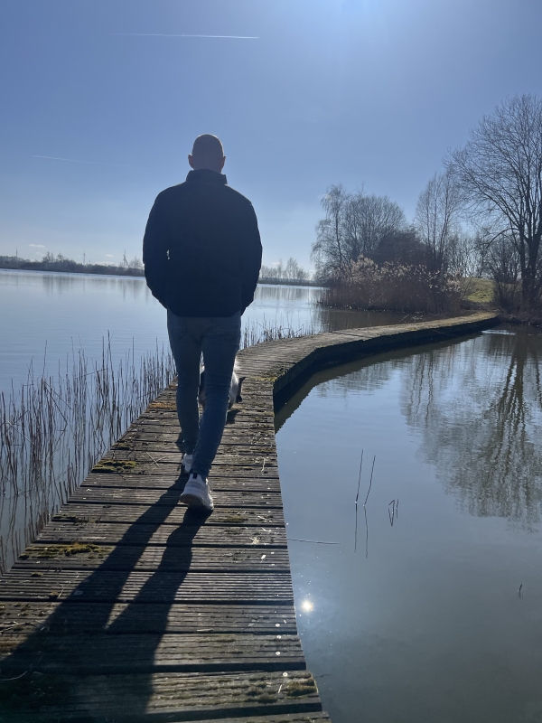 Marc aan het wandelen in natuur