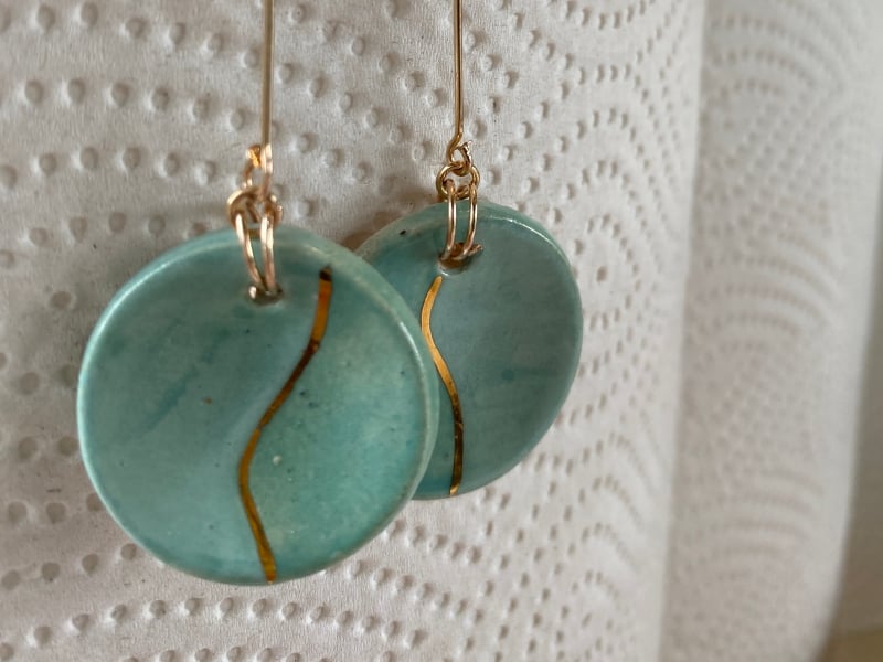 Goudluster op oorbellen