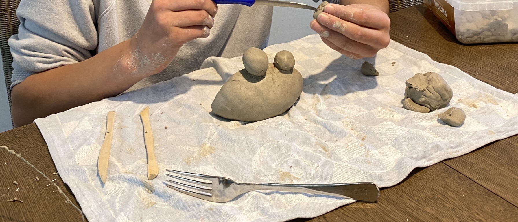 Wat met restjes klei? Wat doe je er mee? De tafel ligt vol kleine