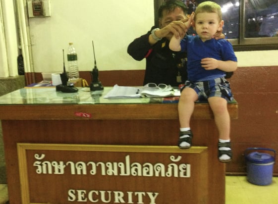 Treinstation Bangkok met kind