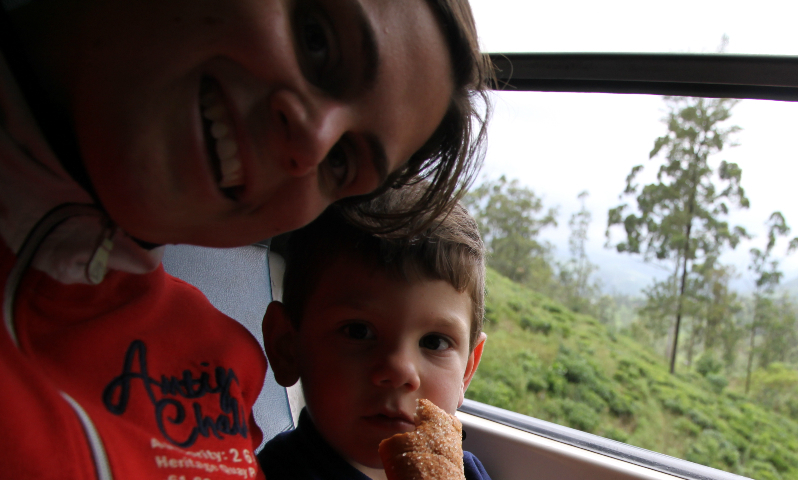 Treinen naar Nuwara Eliya met kinderen