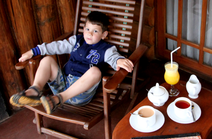 Tea time Nuwara Eliya met kinderen