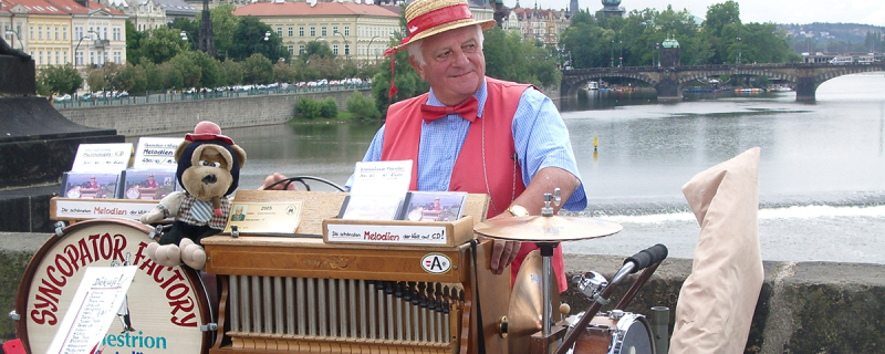 Muzikant op de Karelsbrug in Praag