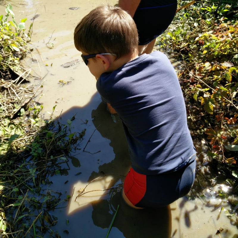 Blotenvoetenpad met kleine kinderen Blotenvoetenpad met kleine kinderen