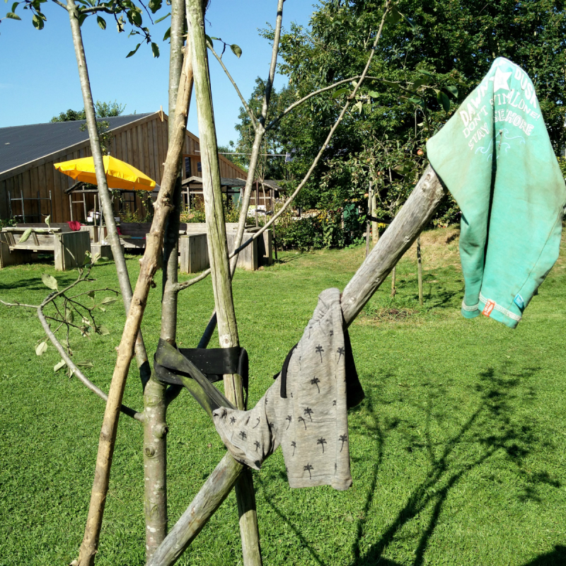 Buitenpost blotevoetenpad met kinderen Buitenpost blotevoetenpad met kinderen