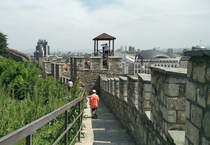 Kale Fort van Skopje met kind
