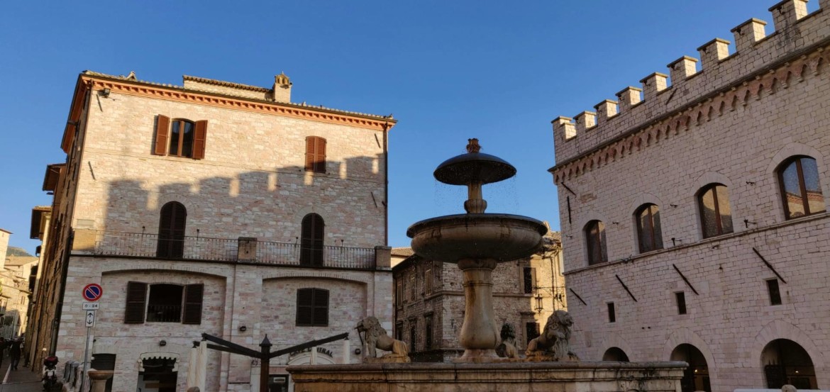 Piazza del Comune in Assisi met kinderen