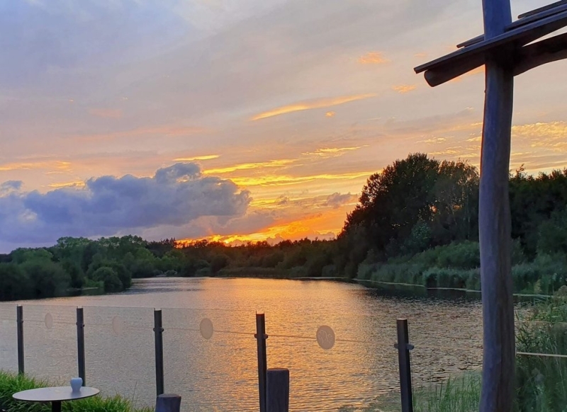 Bomenpark Oss bij zonsondergang