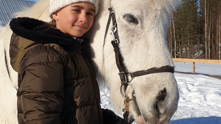 Paardrijden in de sneeuw met kinderen